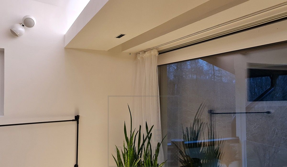 Ovanför fönstren, en nedsänkt hylla med inbyggda Linja5-lampor som downlights. LED-list monterad ovanför hyllan för att ge indirekt stämningsbelysning i rummet. Ledstore.fi